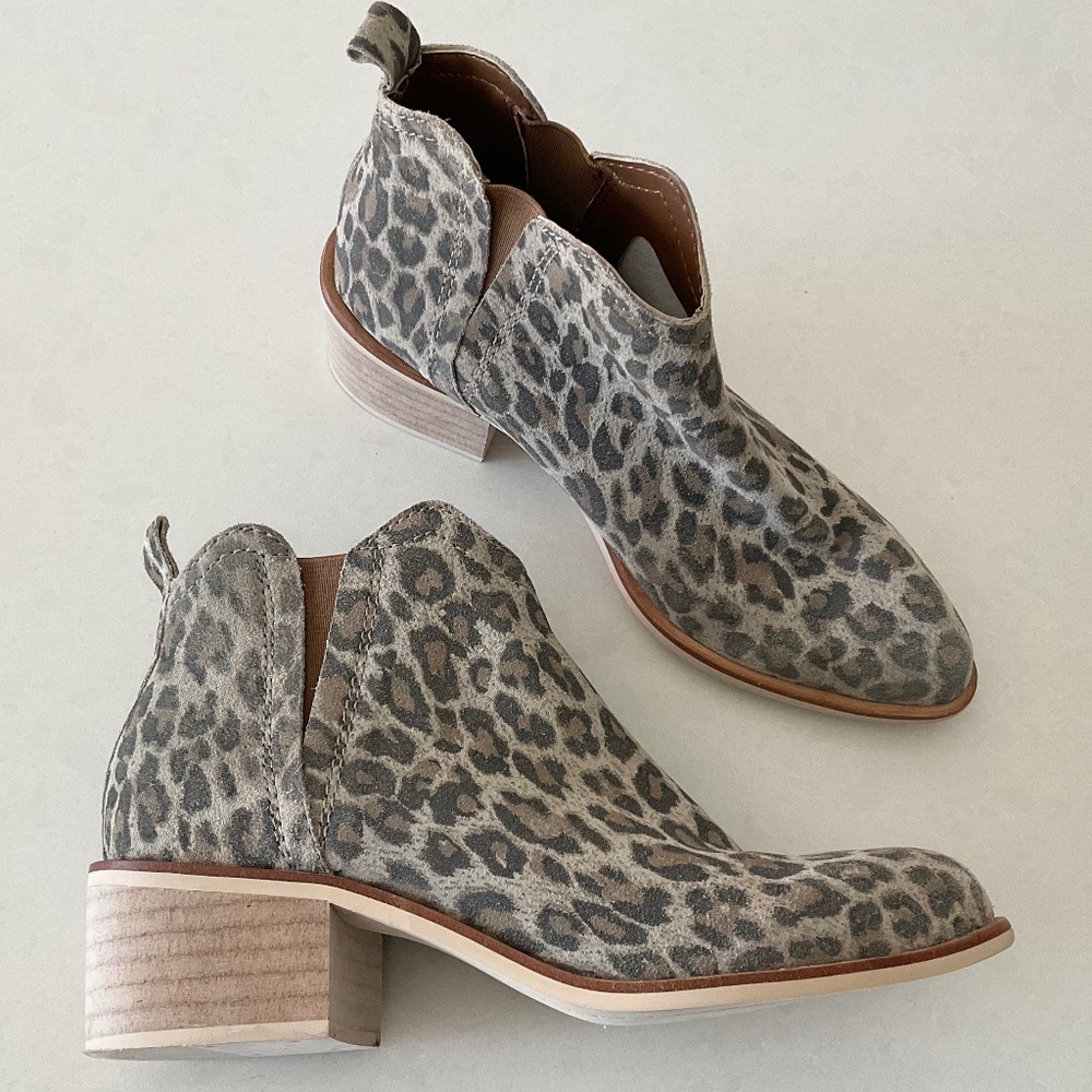 CREVO Cheetah Print  Leather Boots  Pointed Toe Stacked Heel Size 7 NWOT